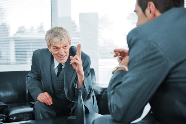 Negócios falando enquanto chefe é dedo apontando — Fotografia de Stock