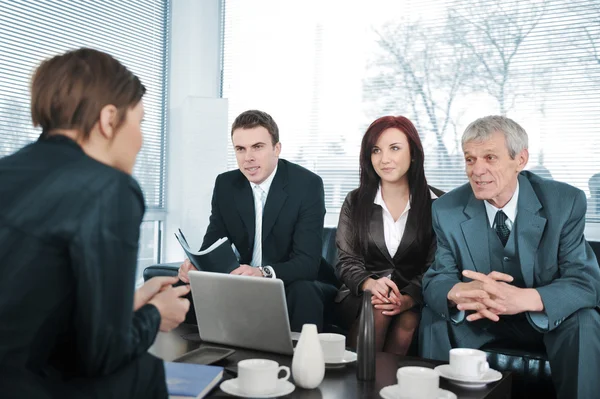 Geschäftsfrau im Interview mit drei Unternehmern — Stockfoto