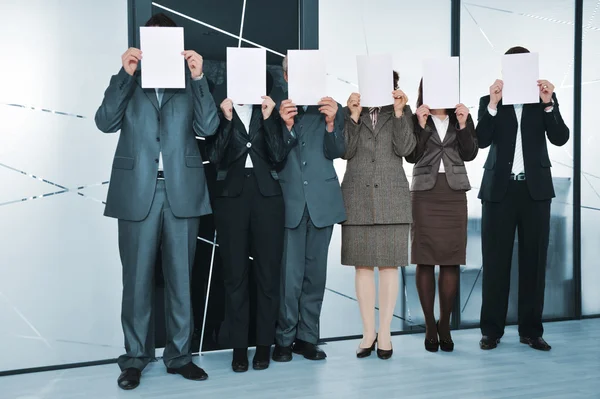 Успішна бізнес команда, що тримає білі папери — стокове фото