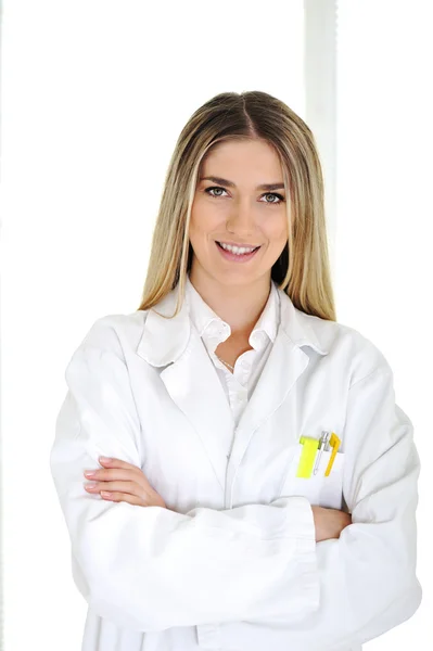 Молодая блондинка-врач работает в больнице — стоковое фото