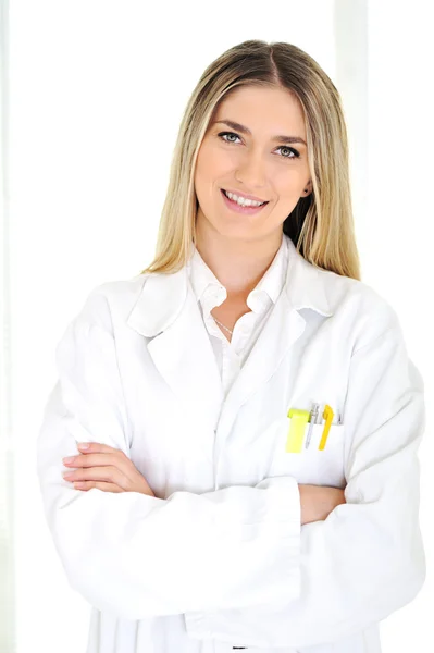 Mladá blondýna lékař pracující v nemocnici — Stock fotografie