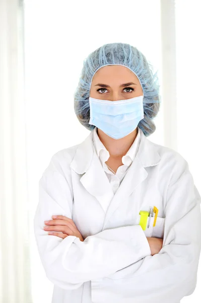 Μια γυναίκα γιατρό φορώντας μια μάσκα στο νοσοκομείο — Φωτογραφία Αρχείου