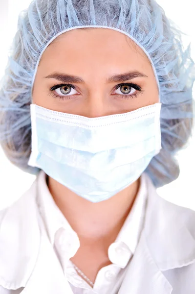 Medico donna con cappuccio chirurgico e maschera — Foto Stock