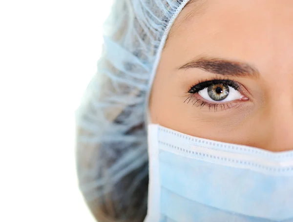 Vrouwelijke arts dragen chirurgische cap en masker — Stockfoto