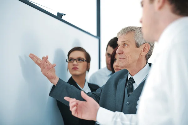 Verksamhet team fem diskuterar ett projekt — Stockfoto