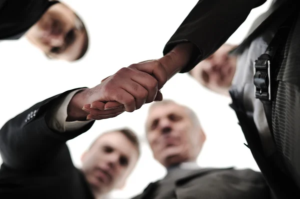 Dois empresários de sucesso apertando as mãos na frente da equipe corporativa no escritório — Fotografia de Stock