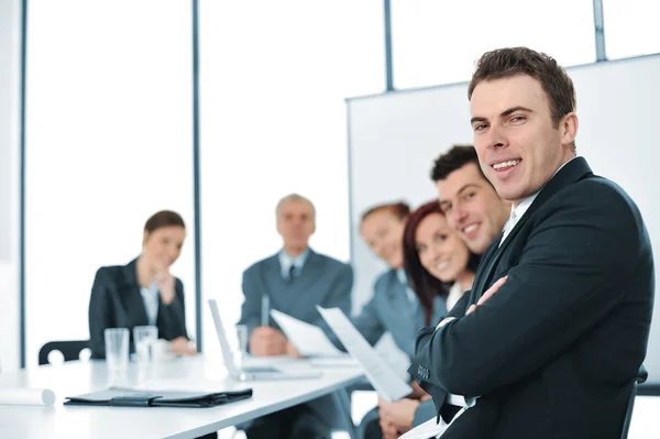 En grupp av företag i ett konferensrum — Stockfoto
