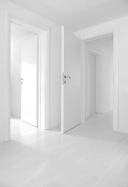 Prázdná domů interiérové dveře a podlahy — Stock fotografie