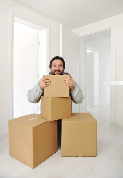 Man med lådor i nytt hus — Stockfoto