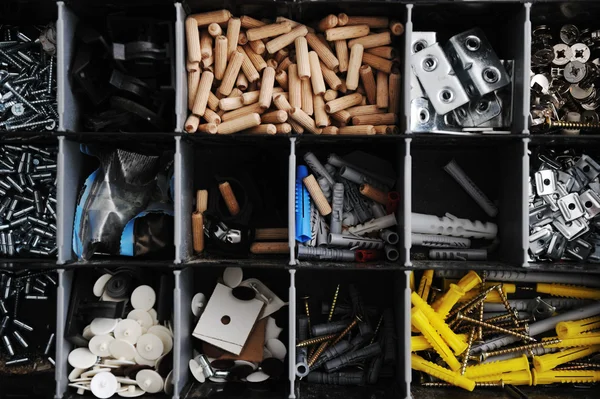 Cassetta degli attrezzi con viti disposte e piccoli pezzi attrezzature — Foto Stock