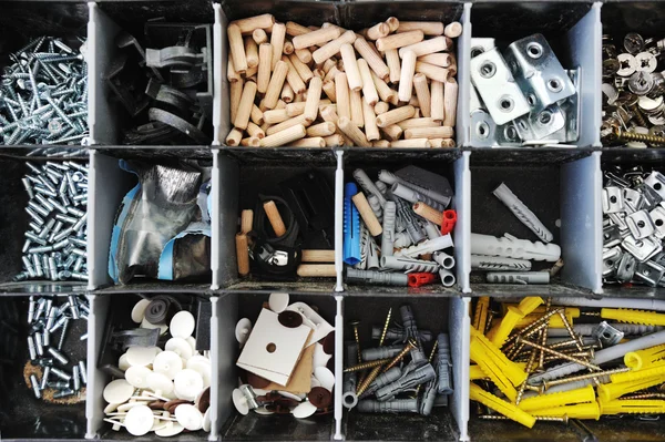 Caixa de ferramentas com parafusos dispostos — Fotografia de Stock