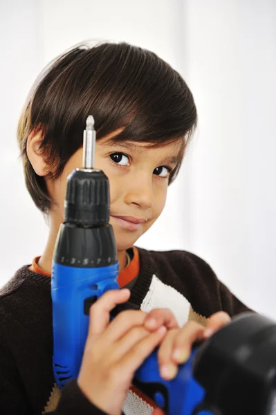 Dziecko za pomocą narzędzia Wiertarka — Zdjęcie stockowe