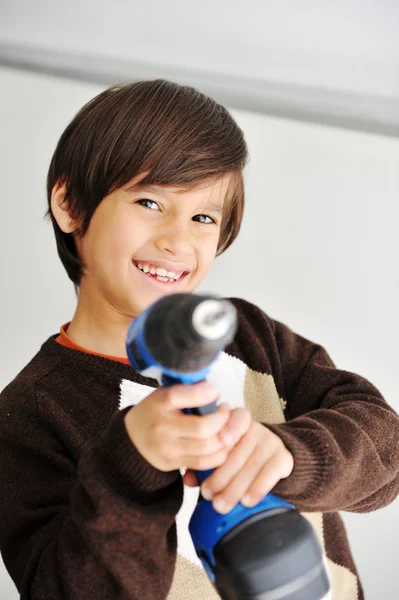 Dziecko za pomocą narzędzia Wiertarka — Zdjęcie stockowe