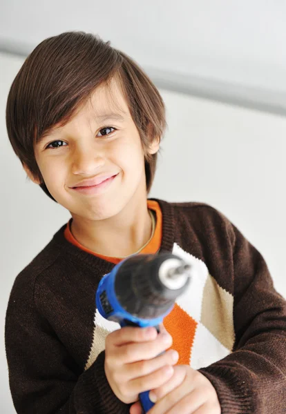 Criança com ferramenta de perfuração — Fotografia de Stock