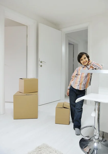 Liten pojke med flyttlådor på nya hem — Stockfoto