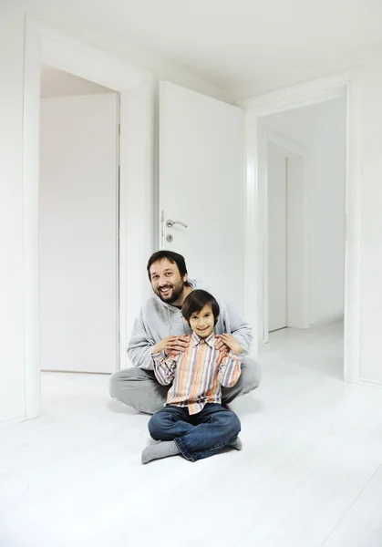 Far och son på nya hem — Stockfoto