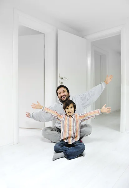 Vader en zoon nieuwe thuis — Stockfoto