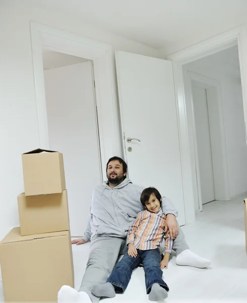Vader en zoon nieuwe thuis — Stockfoto