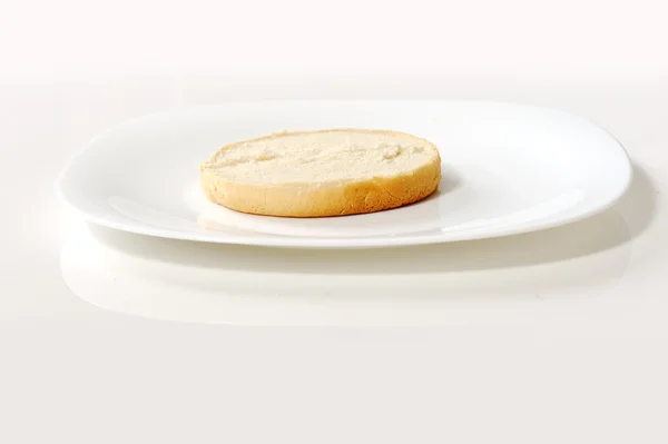 Кусок хлеба на тарелке — стоковое фото