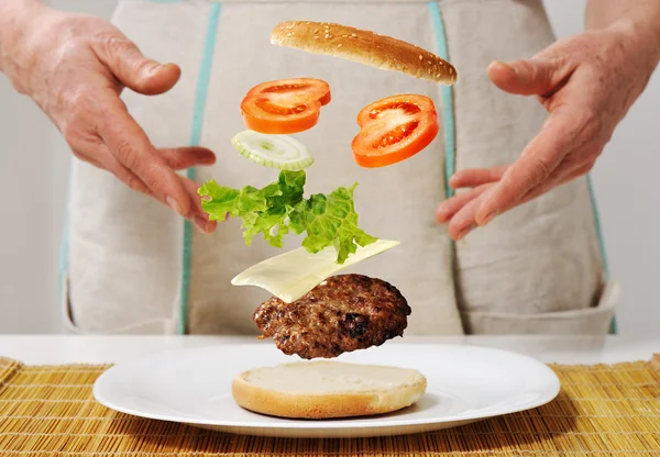 Herstellung von Burger-Fertigkeiten — Stockfoto
