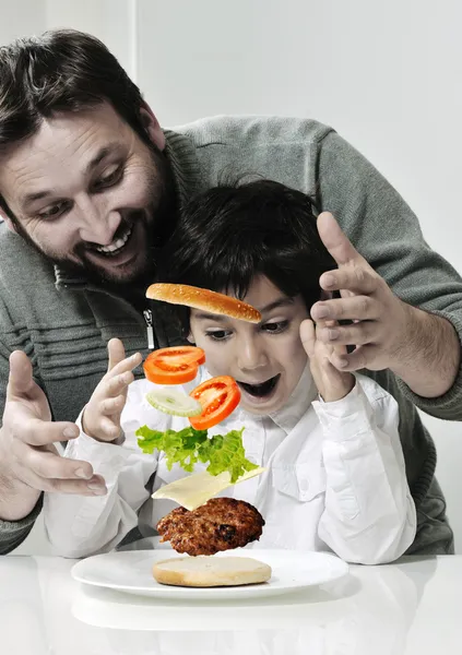 Retro zdjęcie tata i syn Dokonywanie hamburgera — Zdjęcie stockowe