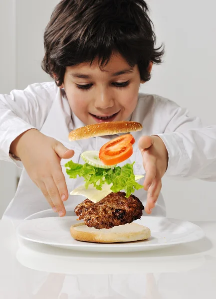 Çocuk başına hamburger yapma — Stok fotoğraf