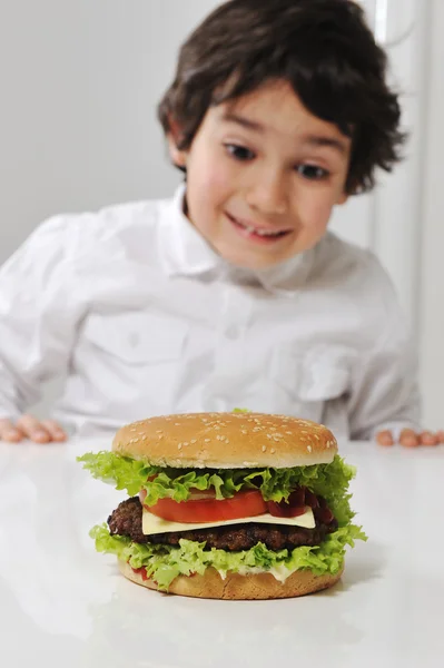 Menino árabe com hambúrguer — Fotografia de Stock