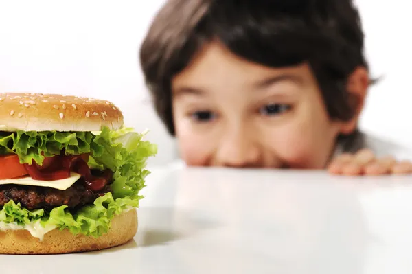 Niño y hamburguesa — Foto de Stock