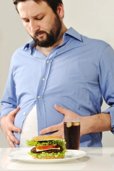 Hombre gordo se preocupa por la comida chatarra rápida — Foto de Stock