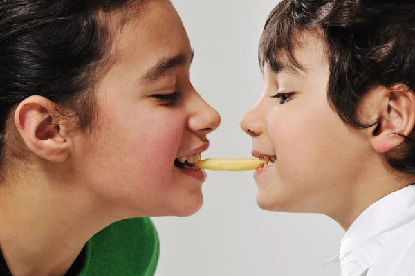 Sorella e fratello mangiare patatine fritte — Foto Stock