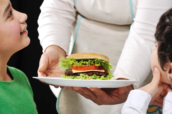 Hambúrguer pronto para crianças por mãe — Fotografia de Stock