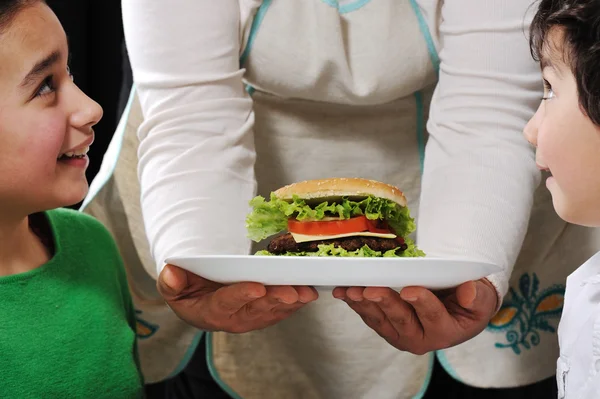 Hamburger připravena pro děti máma — Stock fotografie