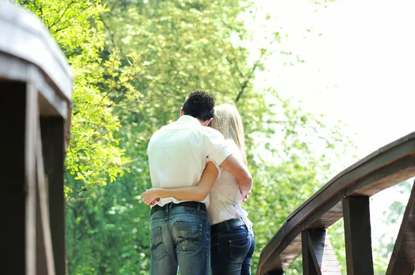 Jovem casal ao ar livre olhando para árvores — Fotografia de Stock