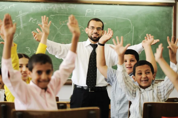 Δάσκαλος με αγόρια και κορίτσια στο σχολείο — Φωτογραφία Αρχείου