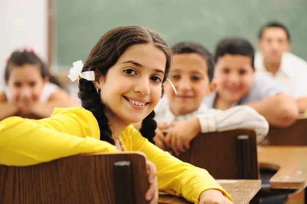 Niños en el aula escolar —  Fotos de Stock