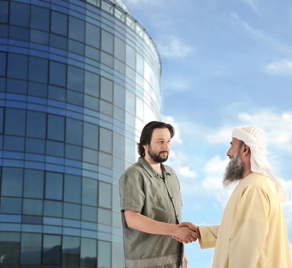 Arabski Muzułmanin biznesmen spotkanie na zewnątrz przed nowoczesnym budynku — Zdjęcie stockowe