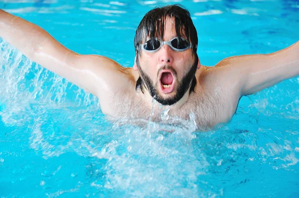 Mann som svømmer – stockfoto