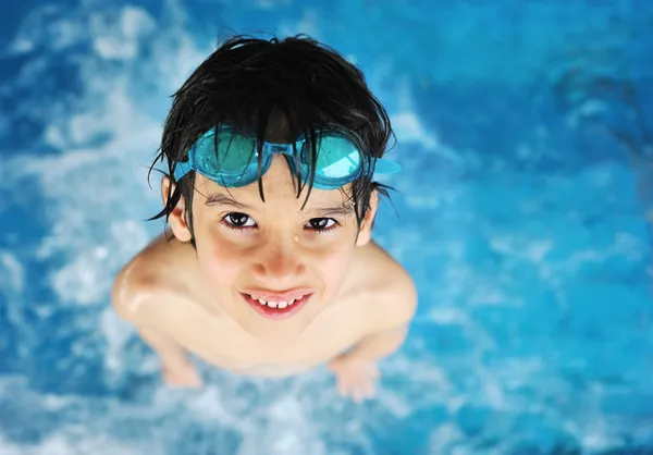 Παιδί με κολύμπι γυαλιά σε νερό πισίνα — Φωτογραφία Αρχείου