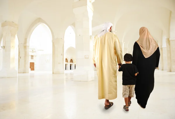 Arabische moslim familie lopen binnen — Stockfoto