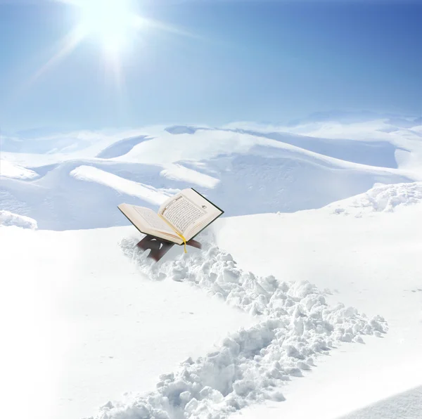 Коран на снегу в горах, концепция — стоковое фото
