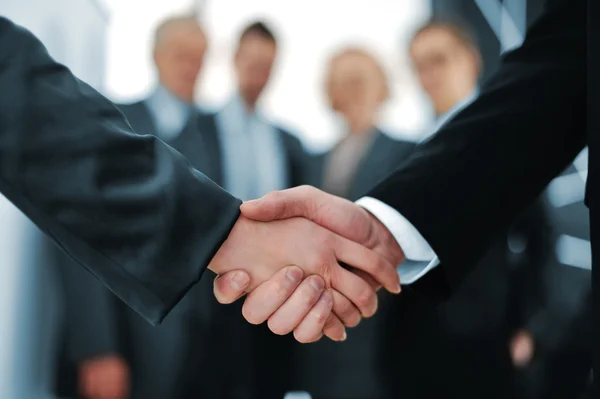 Handshake framför business Stockbild