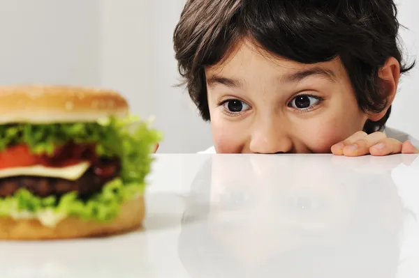 Kind und Burger Stockfoto