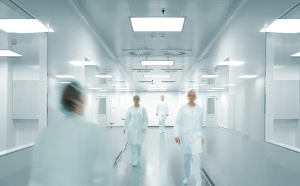 科学家和医生在现代制药厂 图库图片
