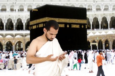 Beyaz geleneksel giysiler içinde Müslüman Hacı Mekke'de Kâbe dua