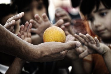 mülteci kampı, yoksulluk, insani gıda alan çocuklar aç