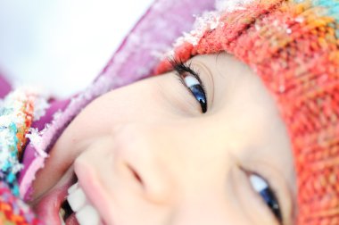 tatlı bir kız karda atma