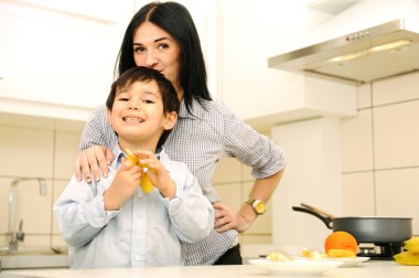 Anne ve çocuk bir yemek hazırlamak yemek zamanı birlikte