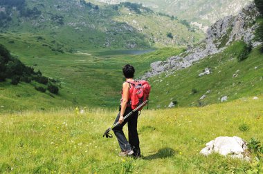 Dağ tepelerine yürümek, spor maceraları.