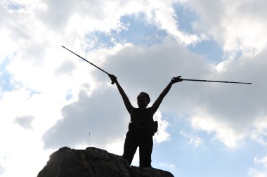 bir kadına sırasında ve severler tırmanma ve yürüyüş dağ silueti