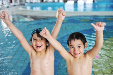 Havuzdaki mutlu çocuklar için yaz ve yüzme aktiviteleri